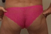 Paar bietet getragene Slip und benutzte Dildos an