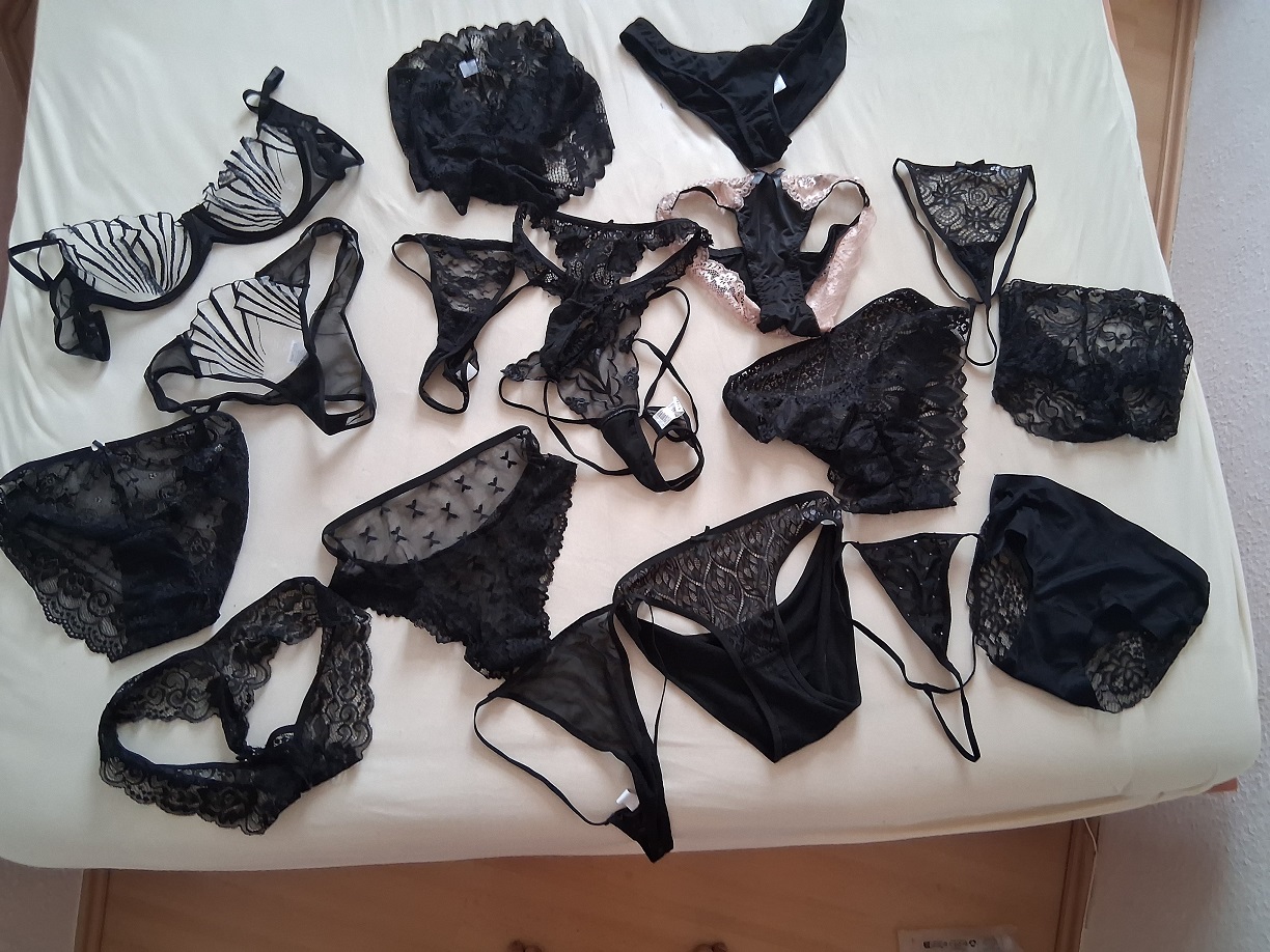 Paar bietet von ihr oder von ihm Getragenes an