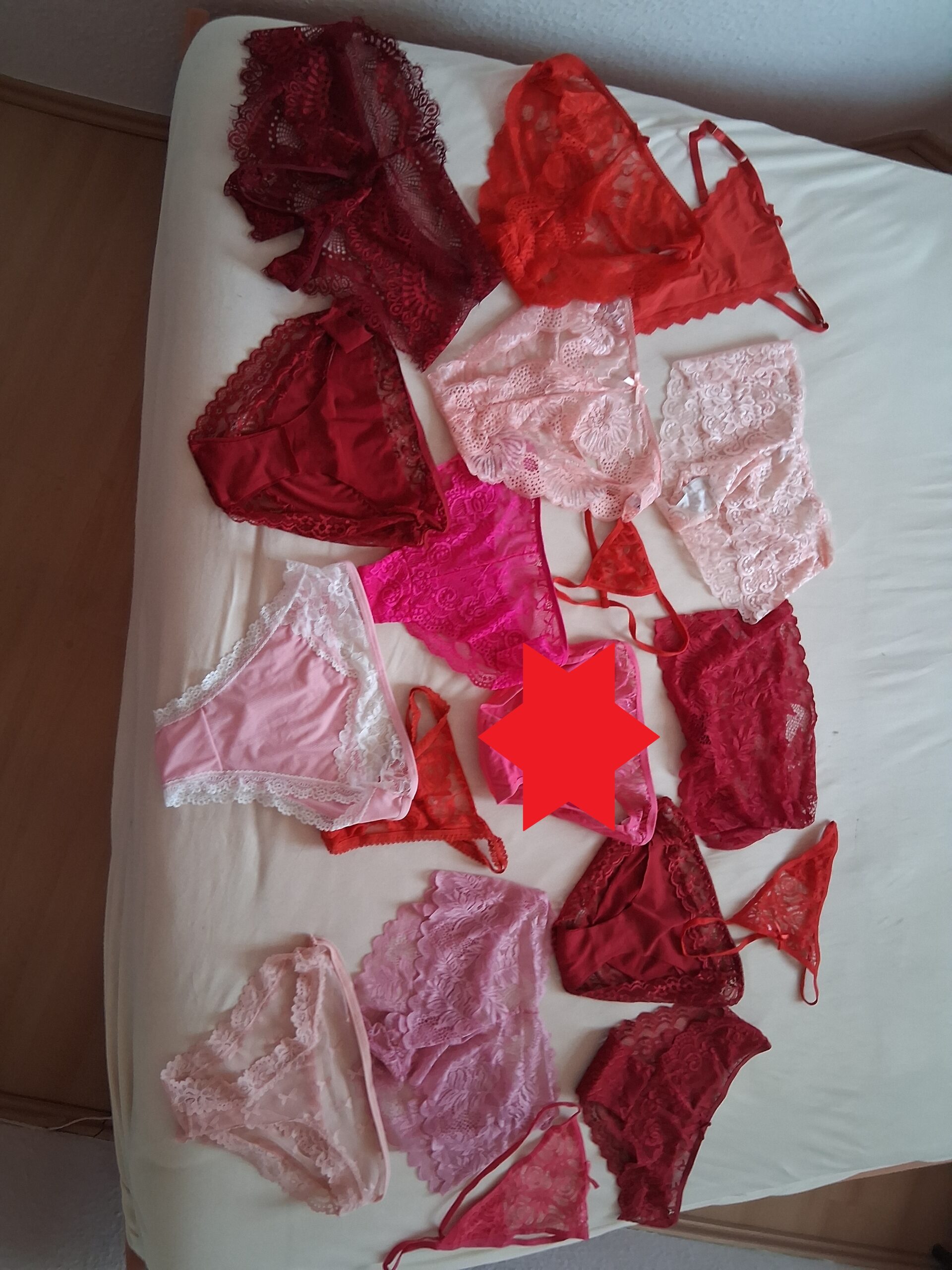 Paar bietet von ihr oder von ihm Getragenes an