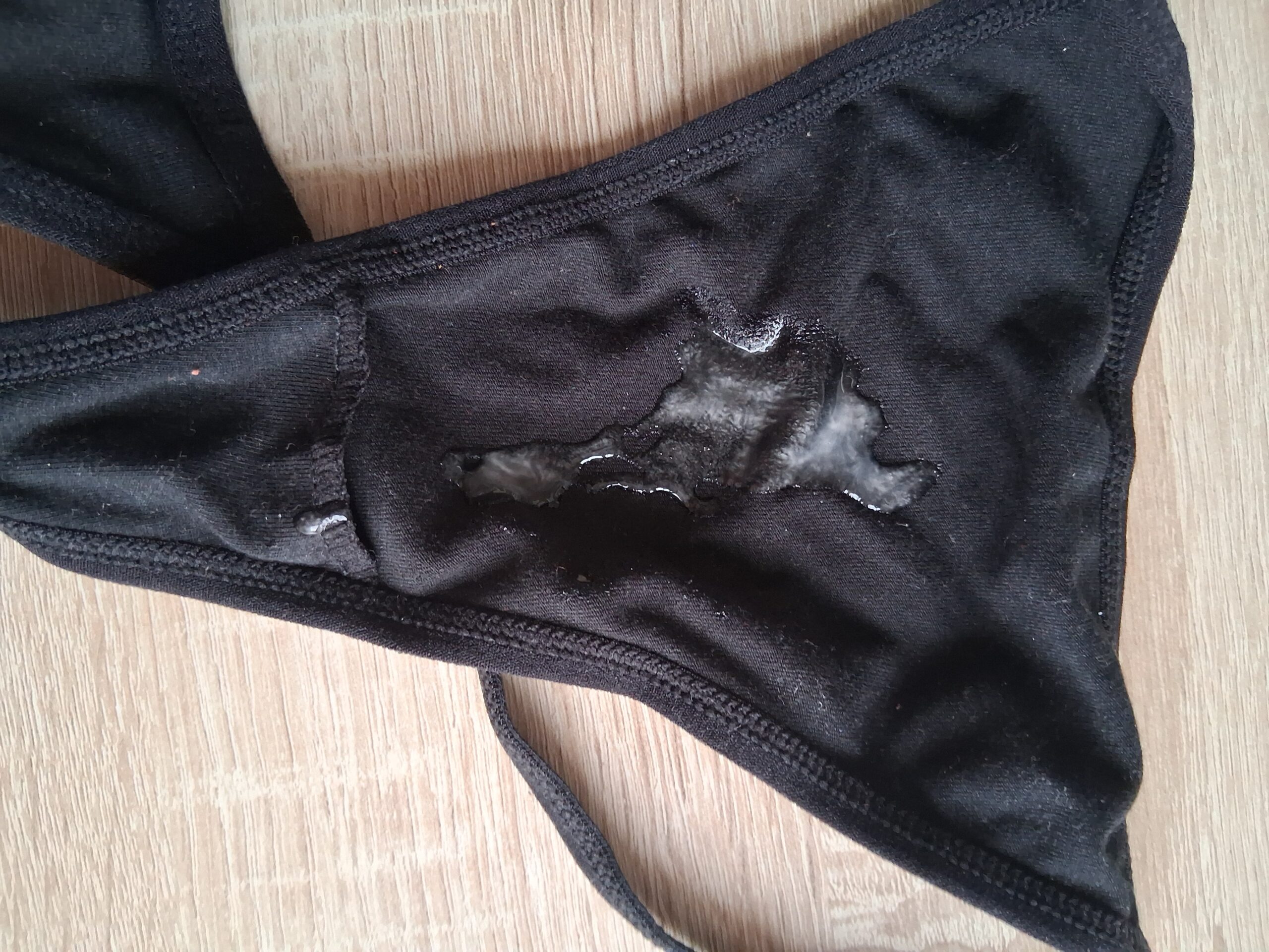 Paar bietet von ihr oder von ihm Getragenes an