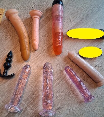 Paar bietet benutzte Dildos an